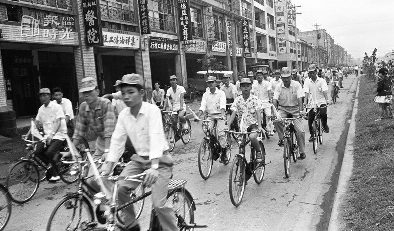 城中實業公司出品的幸福牌自行車舉行自行車郊遊大會，圖為會中群眾騎乘腳踏車情景。圖／聯合報系資料照(1964/09/27 陳明輝攝影)