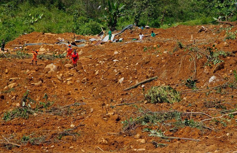 根據今天的官方統計，哥倫比亞西北部最近土石流造成的死亡人數增至36人，搜救人員仍繼續尋找至少7名失蹤的人。圖為1月13日，哥倫比亞喬科省基布多和麥德林之間的道路上，救援隊成員在山體滑坡地區搜尋屍體。法新社