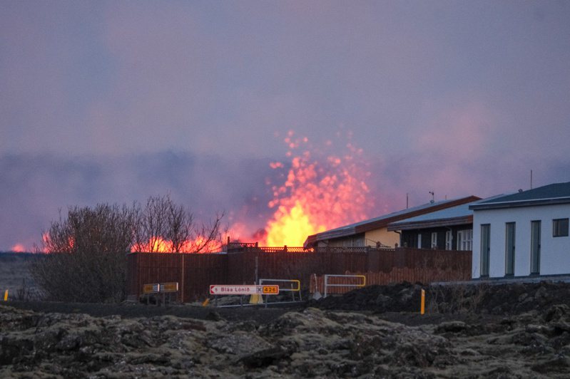 冰島西南部雷克雅內斯半島一處火山發生噴發，當局稍早已撤離附近漁村格林達維克數十名居民，目前無人員處於危險，不過熔岩下午流進當地造成至少兩間房屋失火。歐新社