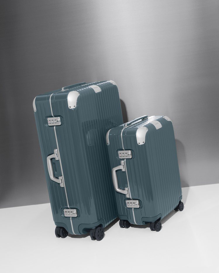 RIMOWA鋼藍色Hybrid系列行李箱，Cabin款36,000元，Check-In L款44,700元。圖／RIMOWA提供
