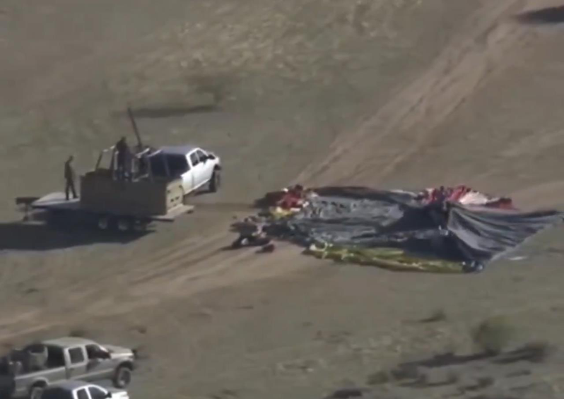美国亚历桑那州13日上午发生热气球坠毁事件，造成4人罹难、1人重伤，8名跳伞客幸运躲过一劫，至于肇事原因仍在调查中。取自X(photo:UDN)