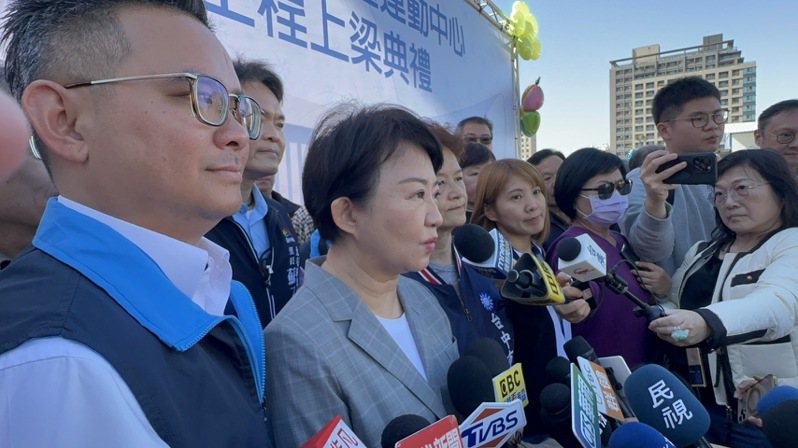 台中市長盧秀燕（左二）上午說，正延攬新的副市長，但不會考慮選舉，也不會考慮政治。記者黃寅／攝影