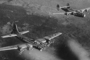 B-17（前）與B-24（後）是二次大戰美軍轟炸雙雄，雙方的性能比較，也是多年來航空迷津津樂道的話題。圖／美國空軍檔案照