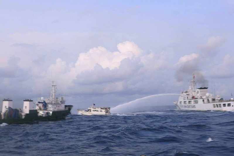 去年12月10日，中國大陸海警船在仁愛暗沙海域向菲律賓補給船發射水砲；照片由菲國海岸防衛隊提供。美聯社