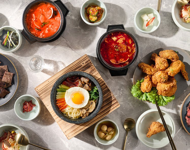 「FOND訪韓國傳統豆腐鍋」推出8種韓式傳統豆腐鍋定食與多種韓式經典餐點。圖／風間餐飲集團提供