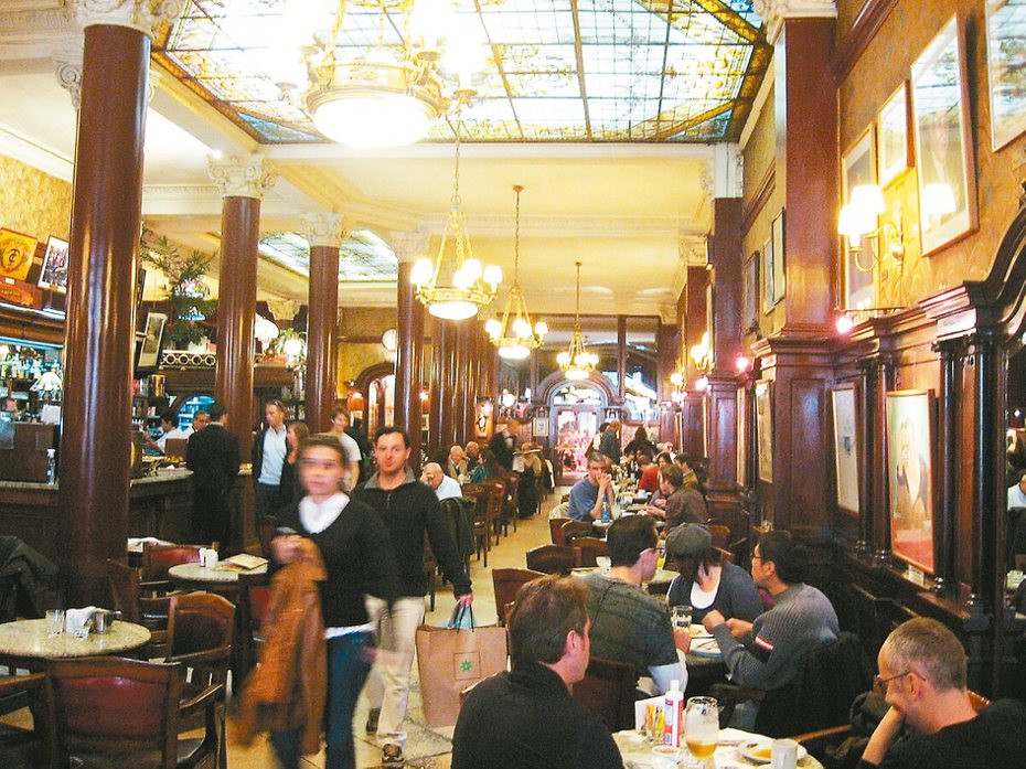 朵托尼咖啡廳（Café Tortoni）自1858年開張至今，依舊門庭若市，波赫士當年不時到此參加藝文沙龍。（圖／取自維基）