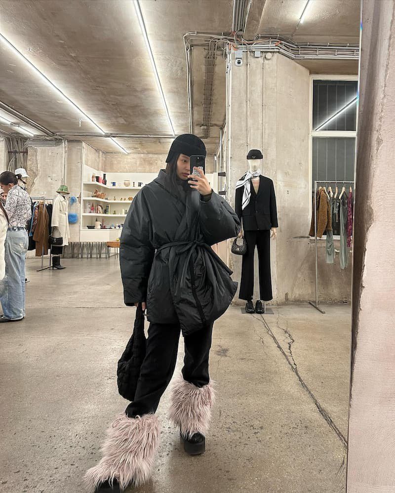 羽絨外套穿搭術 2. 運用綁帶節，視覺凸顯腰線更顯瘦！
圖片來源：jennierubyjane@Instagram