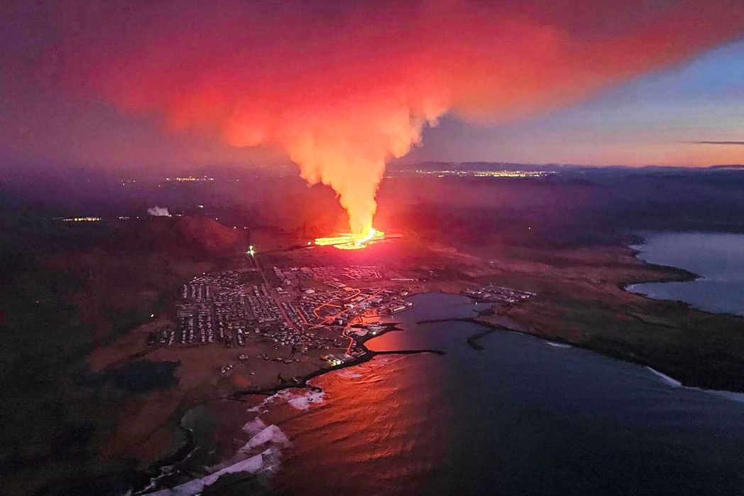冰島法拉格達爾火山一個月內第二次噴發，熔岩流入城鎮、燒掉三棟房屋，所幸無人傷亡。...