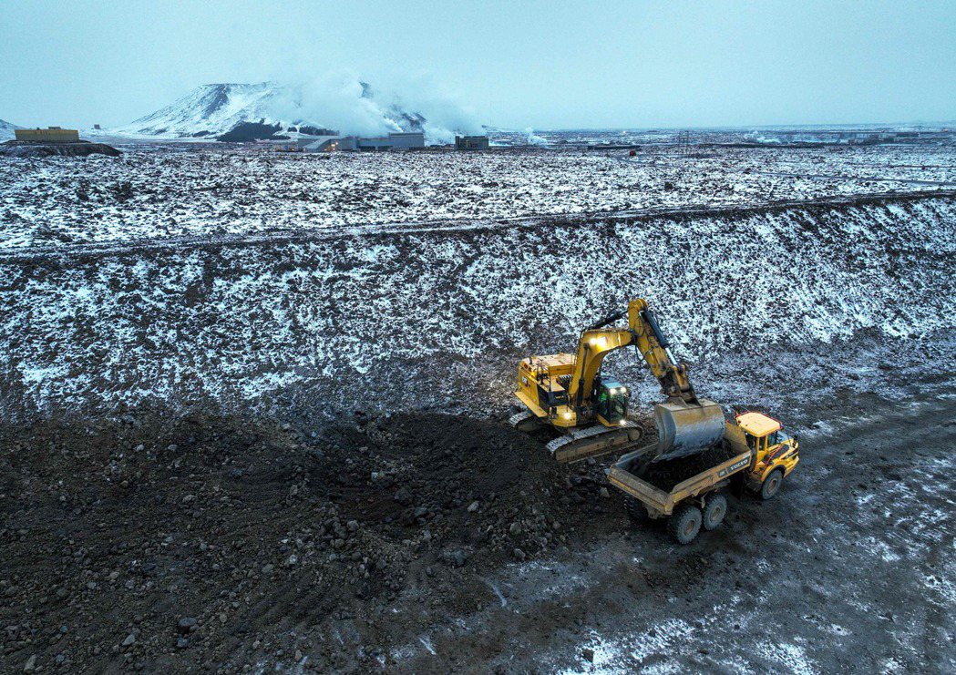 冰島政府從去年11月即開始戒備火山噴發威脅，在重要設施旁堆出土堤、阻擋熔岩入侵。...
