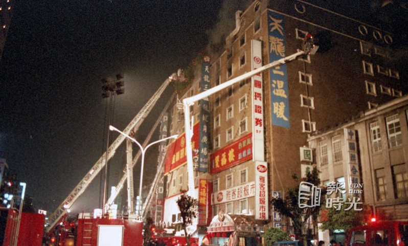 開幕正值一週年的台北市天龍三溫暖，六日晚間舉行週年慶時突然起火，消防隊出動雲梯車進行搶救。聯合報系資料照 （1991/01/06 黃國有攝影）