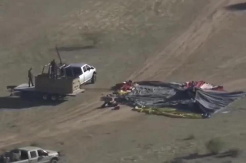 調查人員表示，8名跳傘者昨天成功跳出熱氣球後，他們搭乘的熱氣球因不明原因墜入亞利桑那州的沙漠，造成熱氣球上包括飛行員在內的4人死亡，另1人重傷。圖／取材自X平台