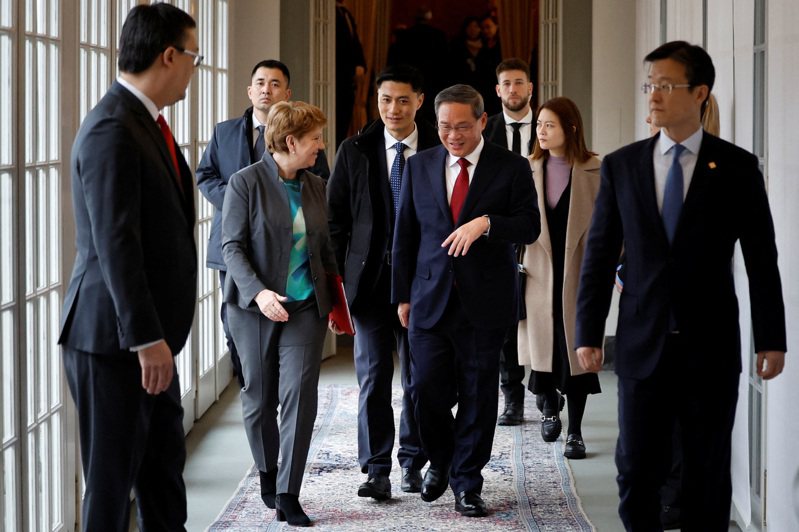 世界經濟論壇（WEF）本週在瑞士達沃斯登場，中國國務院總理李強率團出席，美國媒體15日報導，這次北京派出10名部長級官員隨行，堪稱準國是訪問。圖為瑞士總統阿姆赫德（中左）和中國國務院總理李強（中右）於1月15日在瑞士進行正式訪問期間，參加代表團會議。路透
