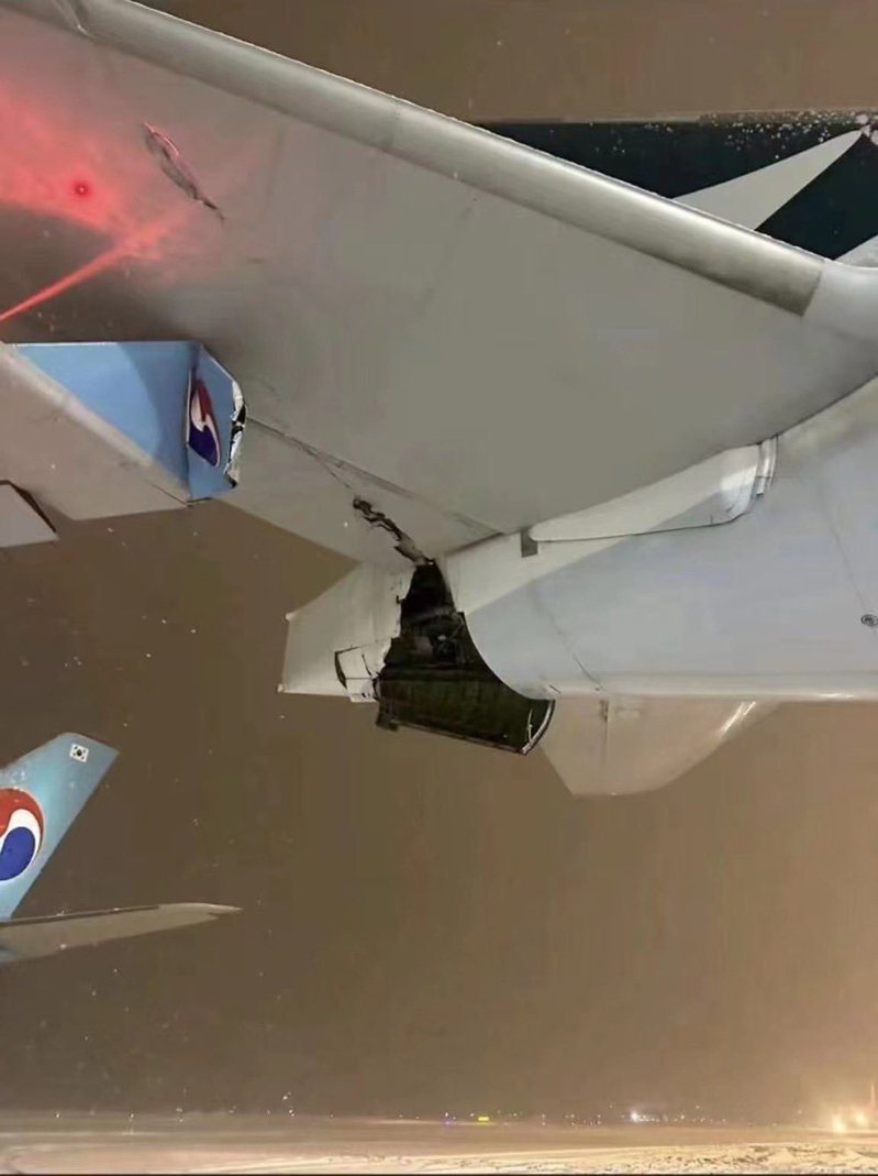 日本北海道新千歲機場今天發生疑為移動中的大韓航空航機機翼，與停機坪內國泰航空航機垂直尾翼碰撞事故，無人受傷。圖／截自X