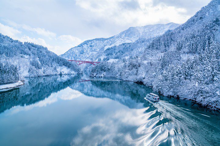 富山冬季庄川峡湖上遊覽船的壯麗景色。　圖：©(公社)とやま観光推進機構／提供