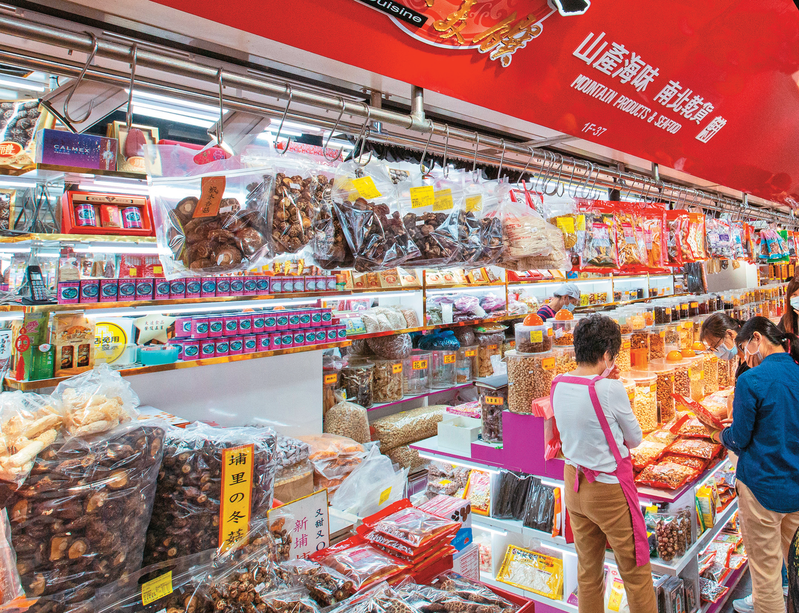 南門市場以匯聚大江南北食材聞名，是許多民眾採買年貨的必訪之地。