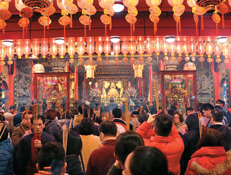 年節期間民眾湧入松山慈祐宮參拜祈福。