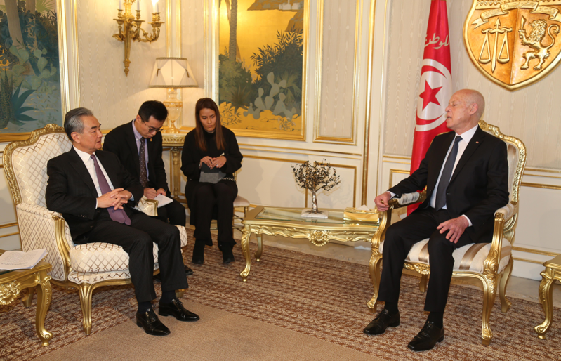 突尼西亞總統賽義德當地時間15日會見到訪的大陸外長王毅。（新華社）