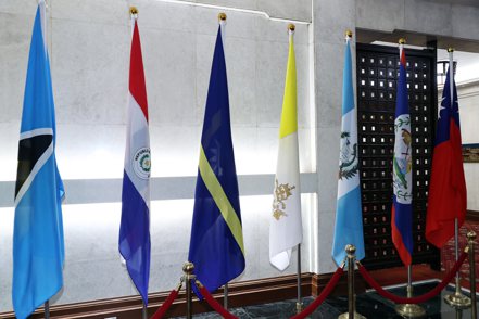 邦交國諾魯正式宣布與我國斷交，外交部昨舉行記者會宣布與諾魯終止外交關係前，大廳內仍擺放著諾魯國旗（圖左三）。記者侯永全／攝影