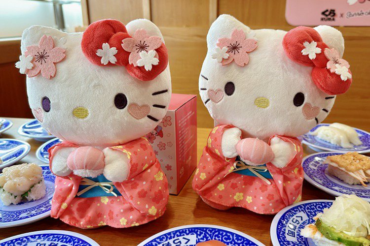 藏壽司推出三麗鷗集點活動，可獲得「Hello Kitty 造型娃娃」，限量1,950隻。圖／藏壽司提供