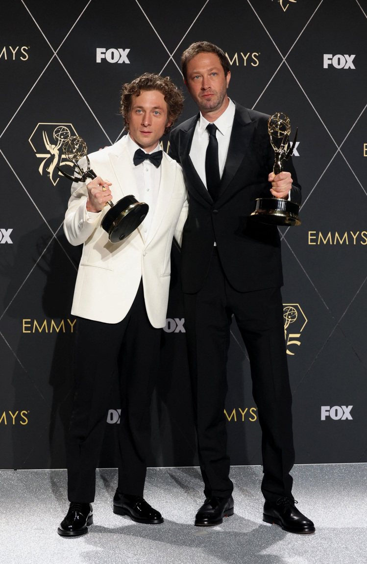 「大熊餐廳」傑瑞米艾倫懷特（左）、艾邦摩斯巴赫拉克分獲喜劇影集最佳男主角與男配角獎。（路透）