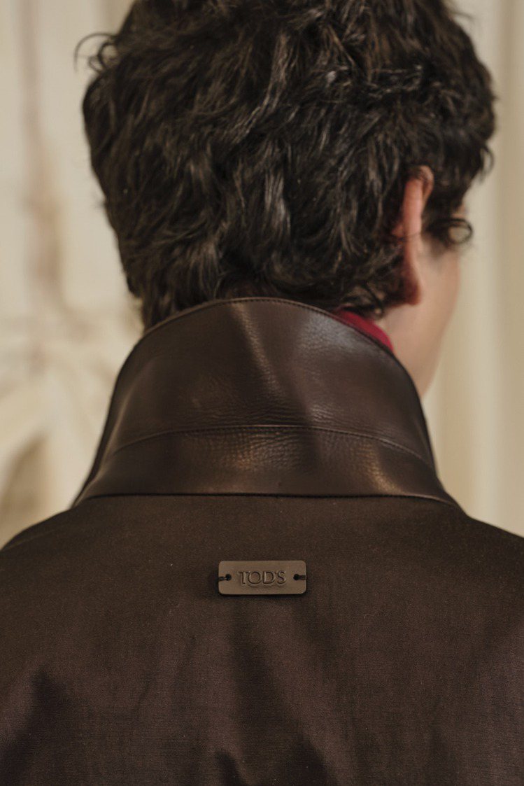 立領夾克的背面並加以TOD'S字樣皮標，將細緻藏在細節處。圖／TOD'S提供