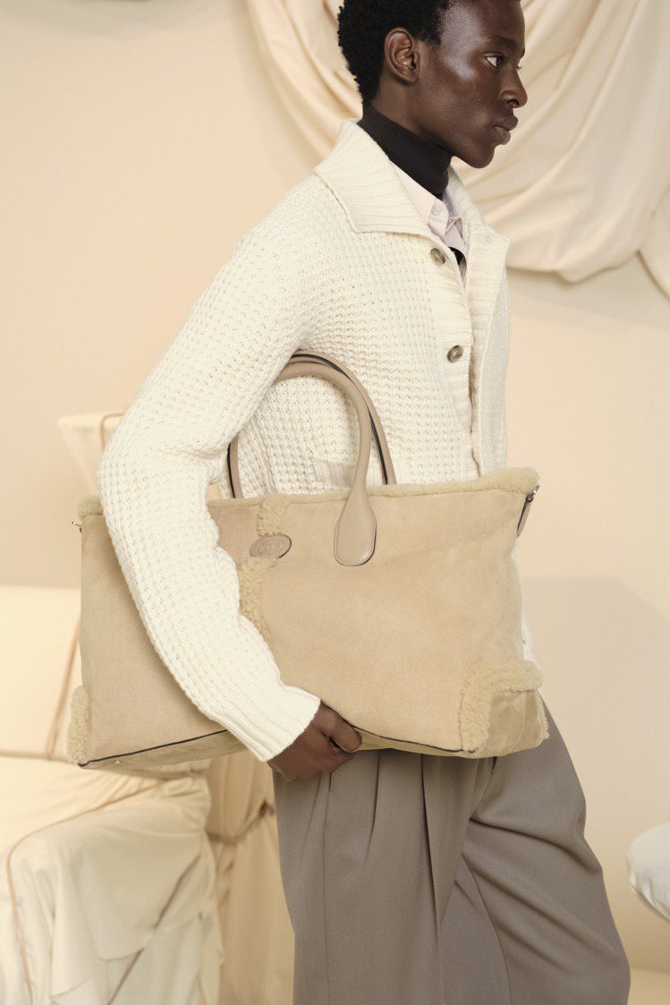 大容量的Di Bag手提包在內側、底部都加以毛料，舒適奢華。圖／TOD'S提供