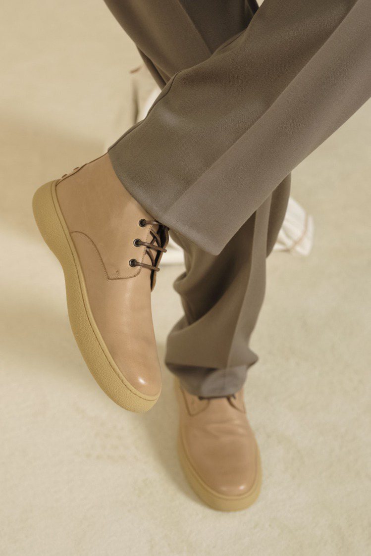 以麂皮製成、點綴羊皮襯裡的W.G.皮靴，顛覆「軍事風格」的既定可能。圖／TOD'S提供