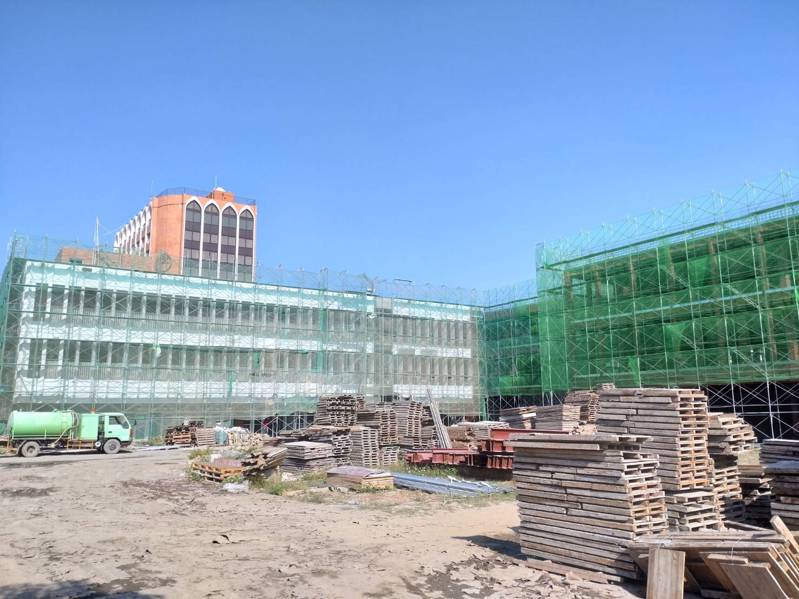 台南市中西區成功國小校舍重建，蓋了5年多還沒完工。記者鄭惠仁／攝影