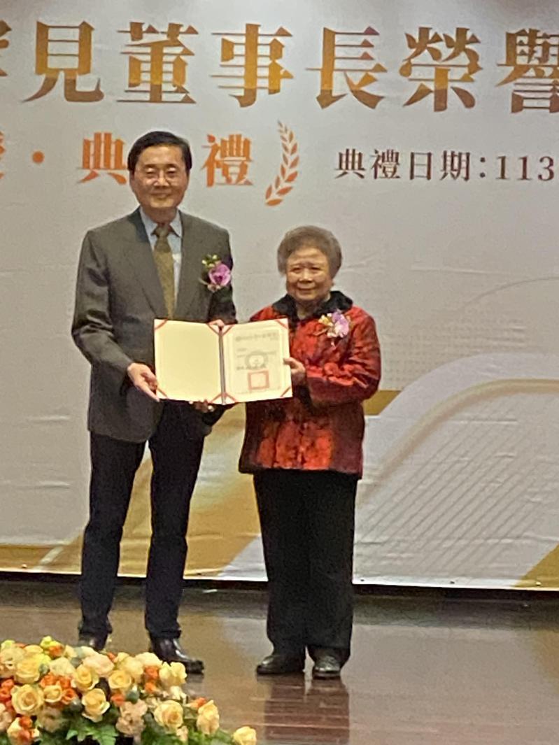 東華大學頒發榮譽教授聘書給有「台灣阿信」之稱的林謝罕見（右）。圖／宏國關係事業提供