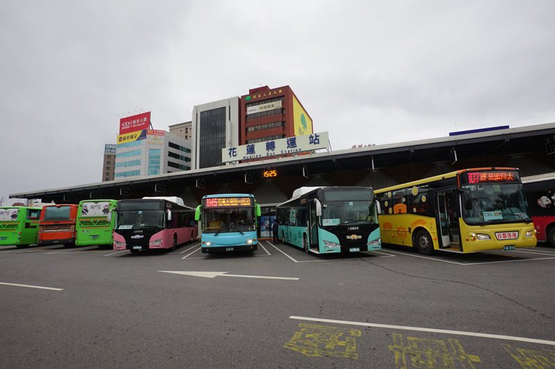 花蓮縣政府今天發表彩繪公車，共有紅、黃、綠、藍4個顏色，代表4條路線。記者王燕華／攝影