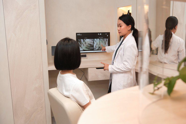 艾瑪絲氧髮淨化館，有專業頭皮養護師可以進行頭皮健檢。圖／艾瑪絲提供