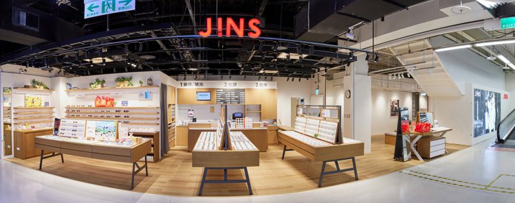 JINS則是持續展店計畫，看好台中驚人消費實力，選在大里區大買家量販店開立品牌第61家全新門市，持續進軍量販通路。圖／JINS提供