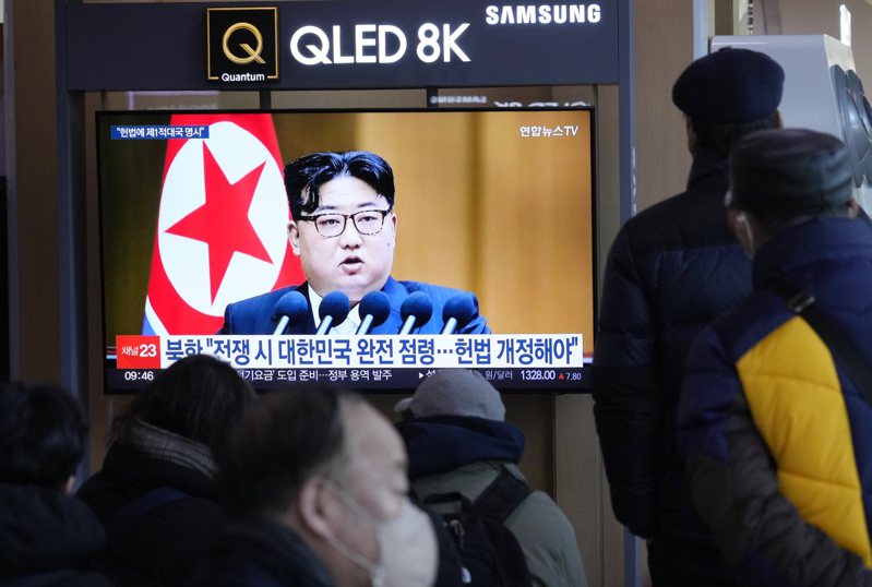 南韓首爾車站的一個電視螢幕16日播出有關北韓領袖金正恩的新聞；北韓官媒說，北韓將關閉其管控兩韓關係的幾個重要政府機構。美聯社