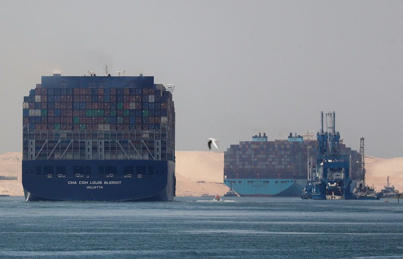 紅海危機持續衝擊貨櫃航運市場，12月準班率56.8%，寫下2021年2月以來最大單月跌幅。路透社