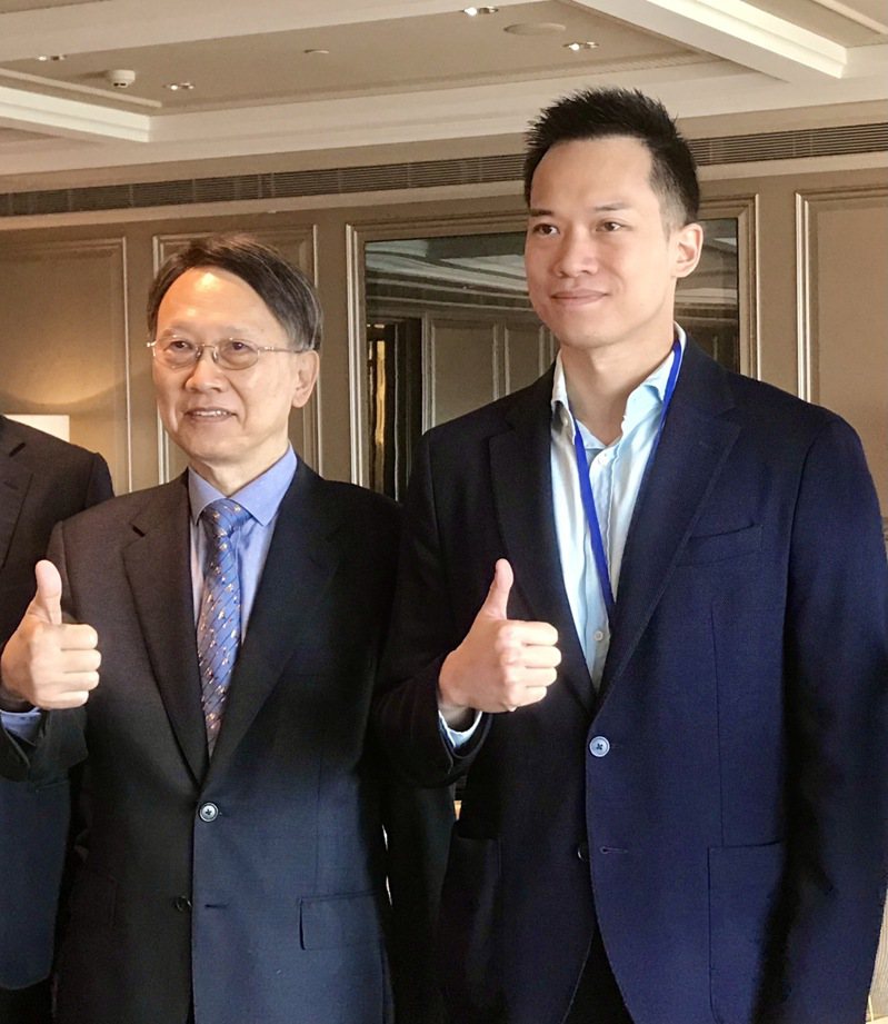 聚陽董事長周理平（左）獨子周心鵬（右）接任總經理。記者嚴雅芳／攝影