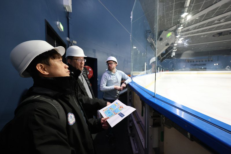 體育署長鄭世忠（中）、中華競技體操隊總教練林育信（左）考察貝爾西體育館。 圖／中華奧會提供