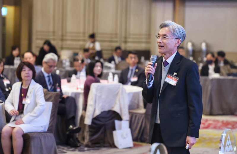 環境部長薛富盛（右）17日在台北美福大飯店出席三三會1月例會，會中以「我國環境治理－氣候變遷及資源循環」為題發表演講。圖／中央社