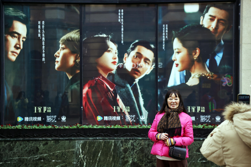 隨著電視劇《繁花》的熱播，「繁花效應」迄今持續在上海發酵。和平飯店外的《繁花》劇照就吸引不少遊客。中新社