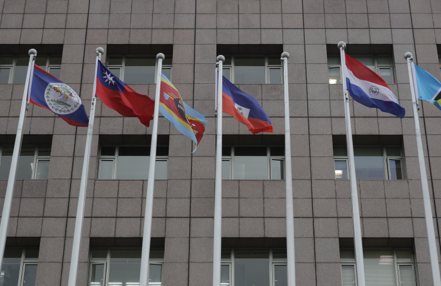 諾魯15日宣布與台灣斷交，天母使館特區外的諾魯國旗已遭撤下。 美聯社