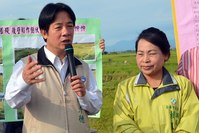 賴美惠（右）是民進黨第一位直轄市議會女議長，與時任市長賴清德（左）搭配無間。圖／聯合報系資料照片