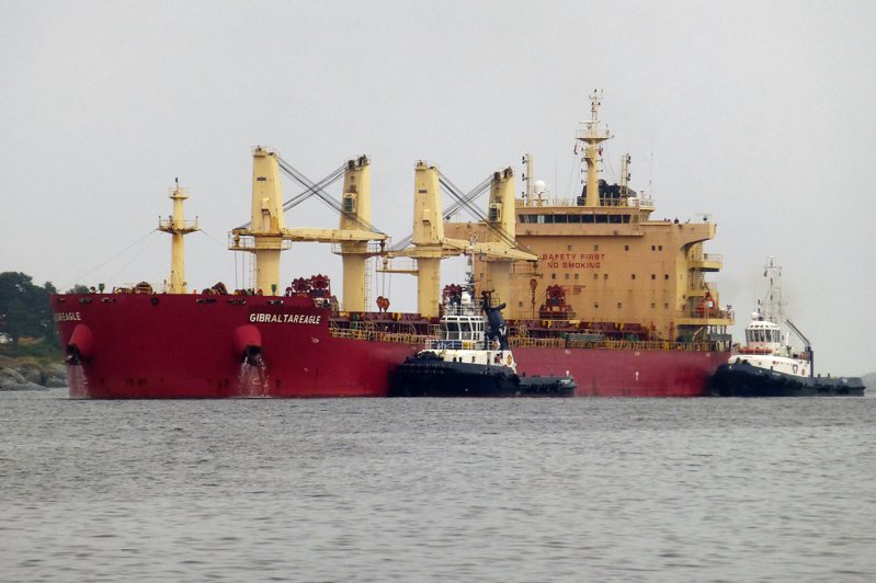 散裝貨輪Gibraltar Eagle，2023年6月29日在挪威Kristiansand外海的檔案照片。美聯社