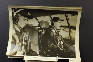 1955年，好萊塢巨星史都華（右）參與演出電影《戰略空軍》，飾演一名B-36轟炸機飛行員。圖／取自IMDb網站