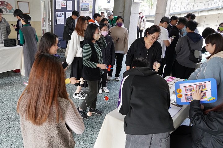 中華大學餐旅系日前舉辦「青旅就業學程成果展」，展現學生培養職場技能的成果。圖／中華大學提供