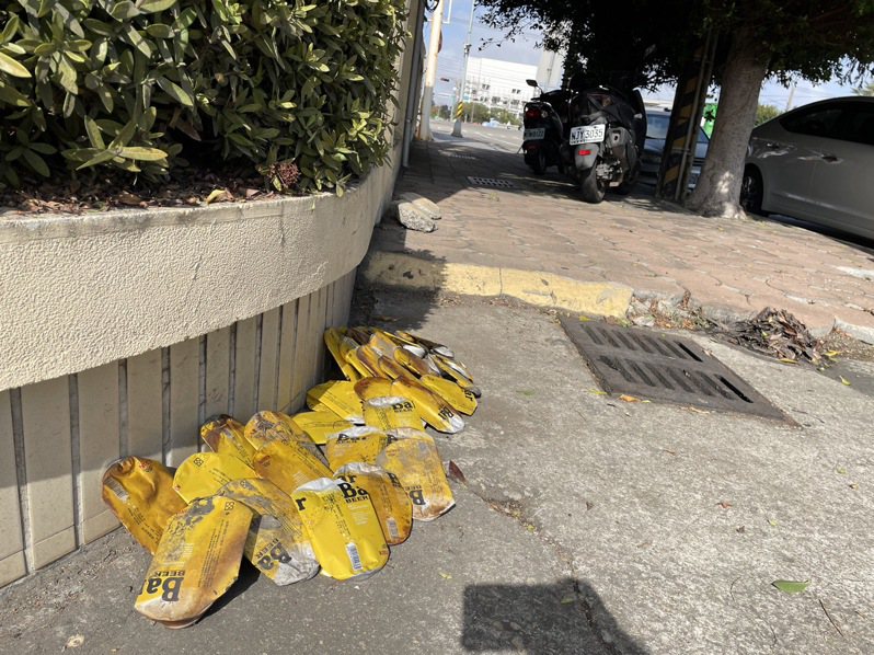 台中市梧棲區一處排水溝被清出約40個同品牌的啤酒空罐，梧棲區公所表示，查出亂丟者將開罰。圖／梧棲區公所提供