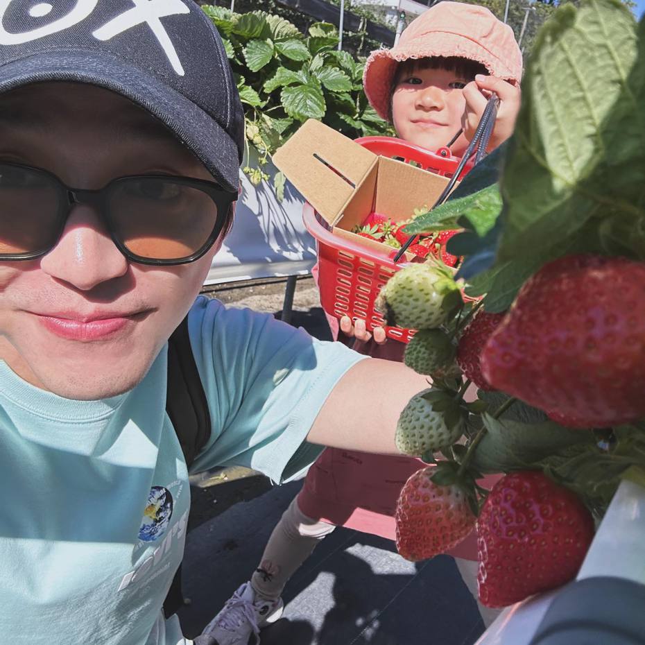 江宏傑(左)和6歲愛女一起採草莓。圖／江宏傑工作室提供