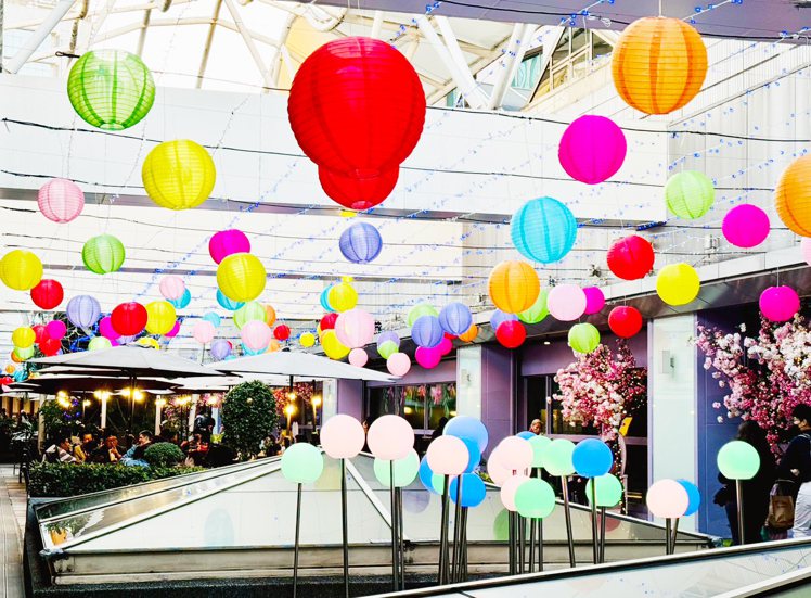 板橋車站店呈現繽紛燈籠海，七彩裝置藝術讓過年氣氛更熱鬧。圖／環球購物中心提供