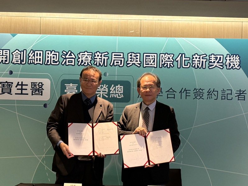 台寶生醫董事長黃智遠（左）與台中榮總院長陳適安簽約合作。記者謝柏宏／攝影