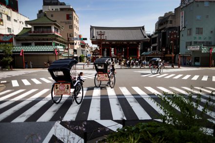日本東京知名觀光景點淺草寺入口「雷門」前的路口。 路透