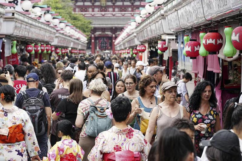 日本去年外国观光客总人数达到2,506万人，已恢复到疫情前2019年的近八成。 （美联社）(photo:UDN)