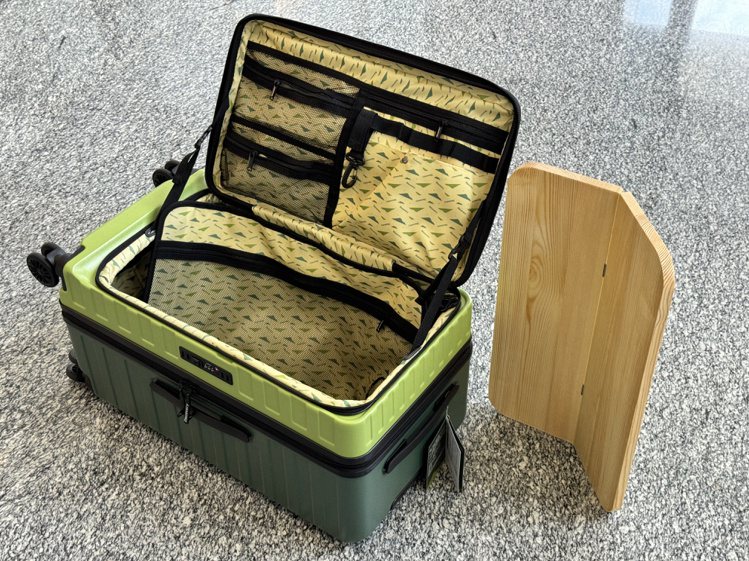 單開式行李箱減少佔地空間，內含可拆式雙面吊掛盥洗袋，方便收納旅行小物，就連側邊網袋也都能置物。記者黃筱晴／攝影